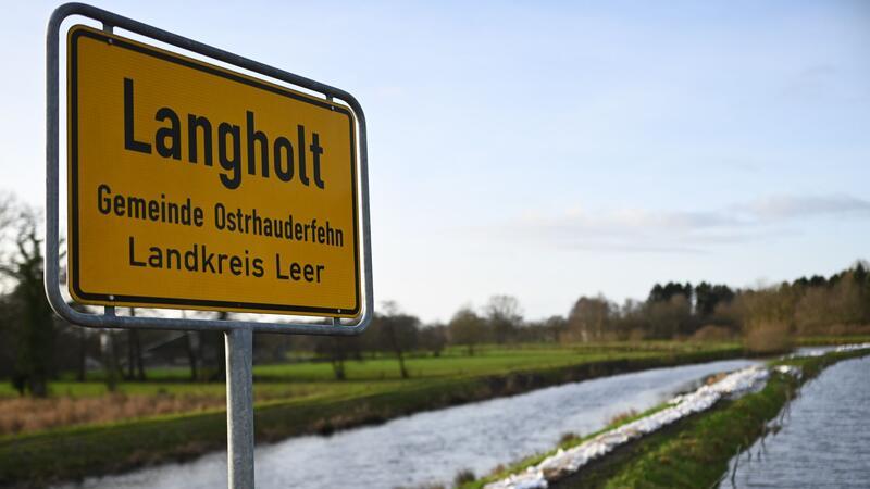 Dauereinsatz in den Hochwassergebieten Sandsäcke ligen am Fluss Burlage-Langholter Tief, einem Nebenfluss der Leda. Dort hat sich die Lage momentan etwas entspannt.