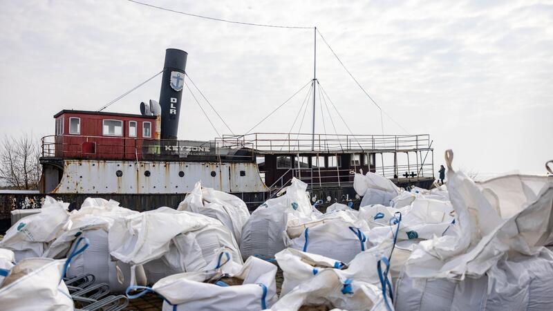 Sandsäcke sind vor dem Hafen in Damp an einer Baustelle aufgebaut.