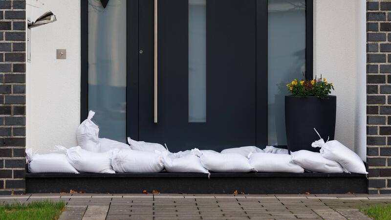 Hochwasser vor der Haustür: Das können Sie tun Sandsäcke vor Fenstern und Türen aufzustapeln ist eine einfache und wirksame Methode, um bei Regen Wassereinbruch in den Keller zu verhindern