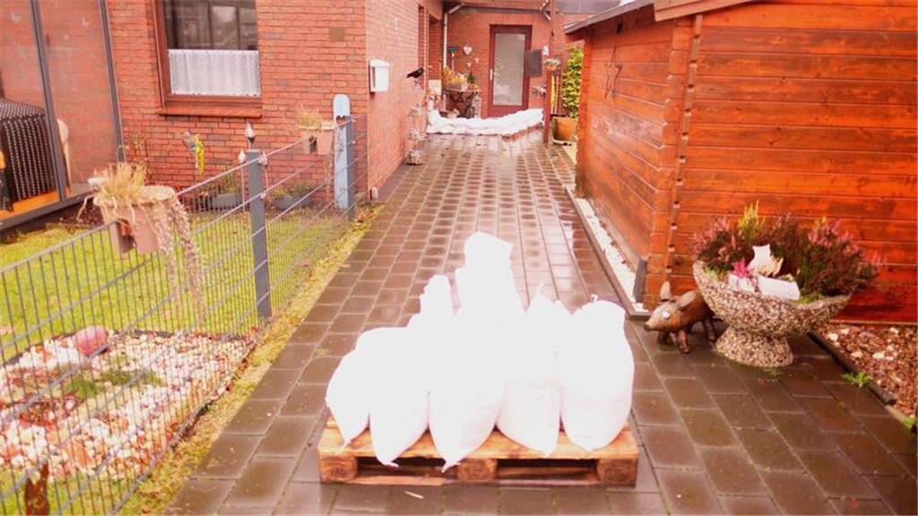 Sandsäcke zum Schutz gefährdeter Häuser stehen bereit.