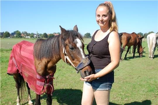 Sandy Haarke mit Pony Fee - die Ðecke schützt vor Fliegen und verdeckt die Narben durch den Pferderipper. Foto: Laudien