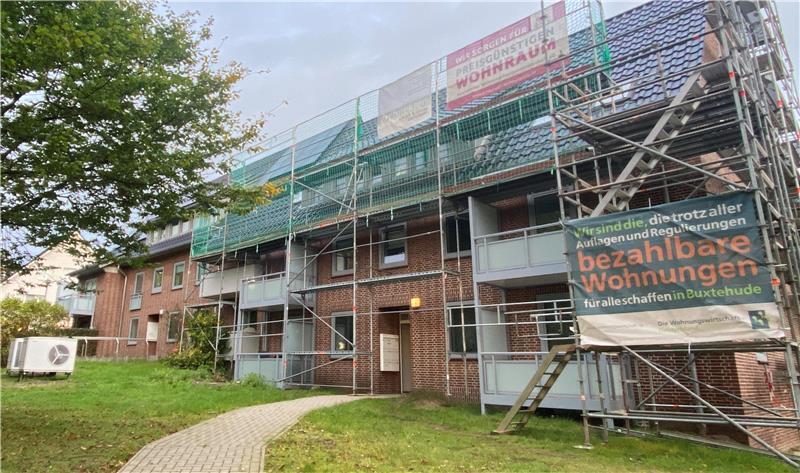 Sanieren statt Abriss und Ersatz-Neubau: Die Buxtehude Wohnungsbaugenossenschaft lässt ein Gebäude aus den 1950er Jahren modernisieren.