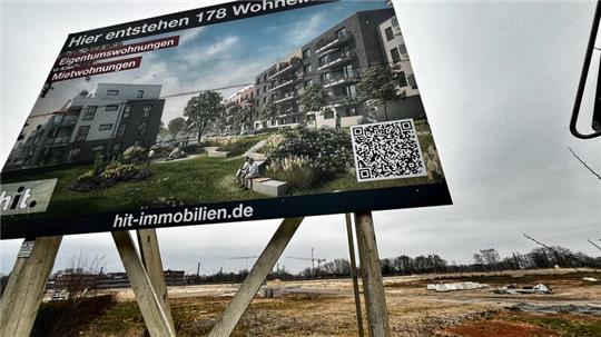 Saniertes Gelände mit ungewisser Zukunft: Hinterm Teich, wo früher das Mineralölwerk stand, wollte die Hanseatische Immobilien Treuhand (HIT) 178 Wohnungen bauen. Nun ist sie insolvent.