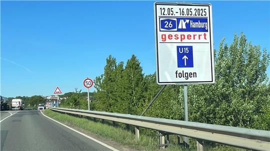 Sanierungsarbeiten sorgen derzeit auf der Autobahn 26 für Verkehrsbehinderungen.