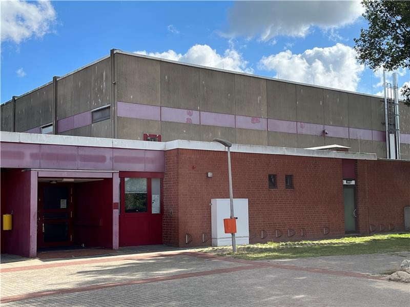 Sanierungsbedürftig: Blick auf die 1977/1978 errichteten Schulsporthalle an der Oberschule in Jork. Foto: Vasel