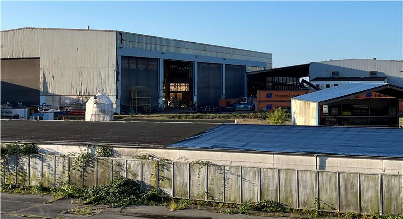 Sanierungsbedürftig: Blick auf die Hallen der 1635 gegründeten Sietas-Werft an der Este in Neuenfelde.