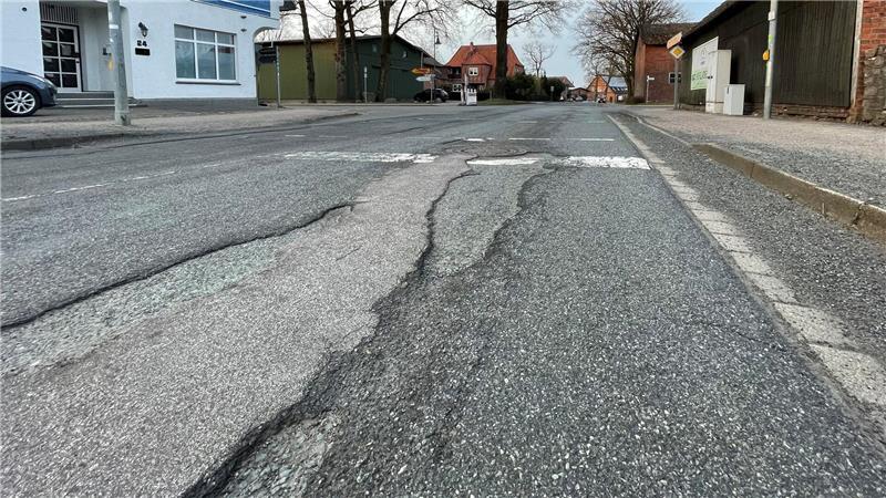 Sanierungsbedürftig: Die Landesstraße 124 in der Ortsmitte von Hollenbeck.
