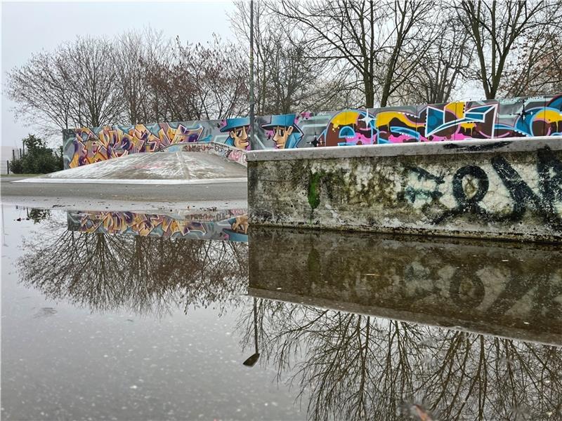Sanierungsbedürftig: Die Skateranlage in Jork steht regelmäßig unter Wasser. Foto: Vasel