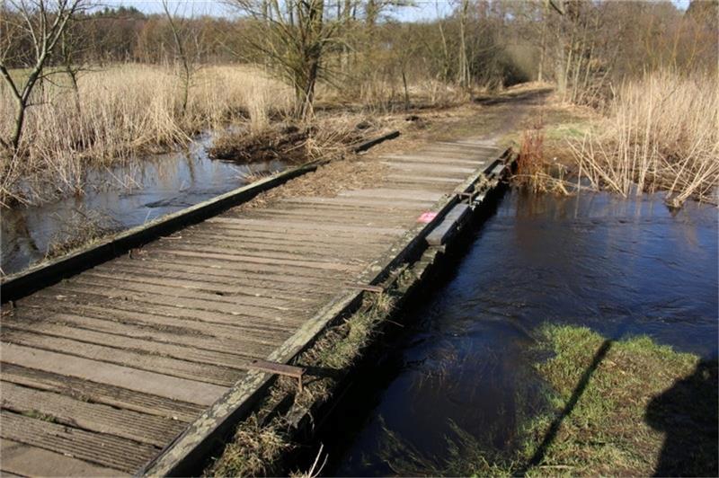 Sanierungsbedürftig: Die alte Aue-Brücke am Daudiecker Weg verbindet Bliedersdorf und Horneburg. Foto: Feindt