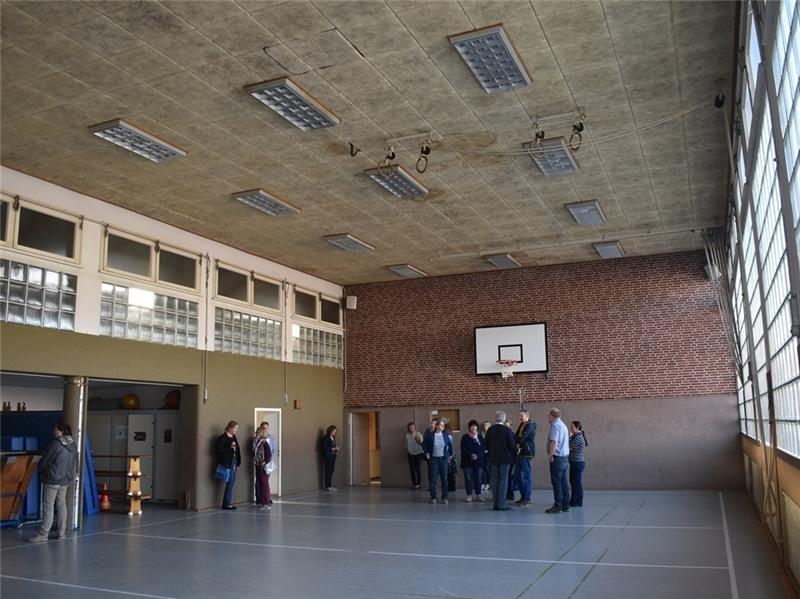 Sanierungsfall: Der Schulausschuss der Samtgemeinde Lühe besichtigt die 1967 erbaute Sporthalle der Grundschule Guderhandviertel. Foto Vasel