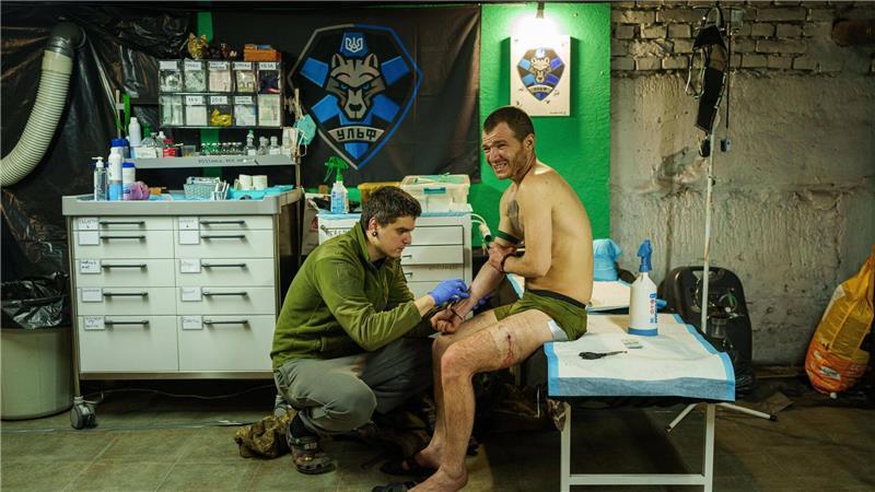 Sanitäter behandelt verwundeten Soldaten nahe der Front in der Ostukraine