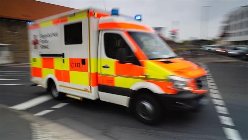 Sanitäter bringen den E-Scooter-Fahrer in eine Klinik. (Symbolbild)