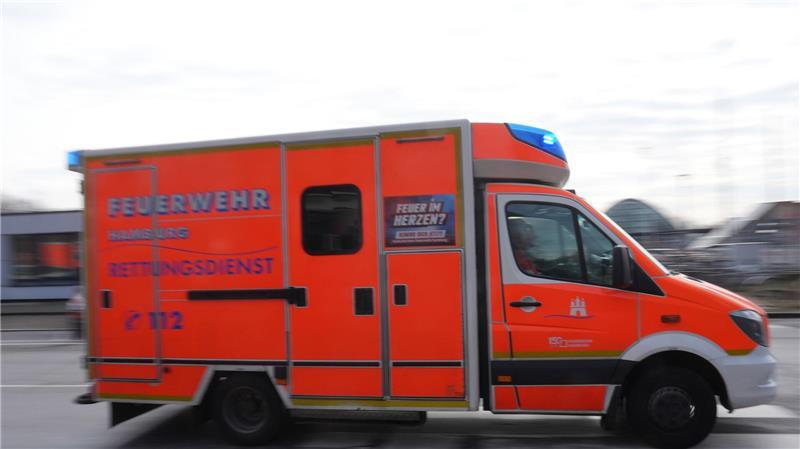 Sanitäter bringen die Frau mit lebensgefährlichen Verletzungen in eine Klinik. (Symbolbild)