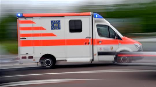 Sanitäter bringen drei Bewohner vorsorglich ins Krankenhaus. (Symbolbild)