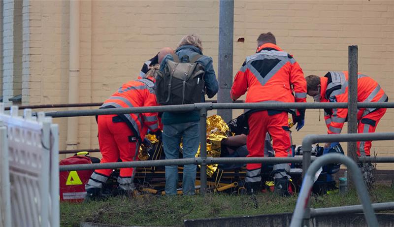 Sanitäter kümmern sich am Bahnhof Brokstedt um einen Verletzten.