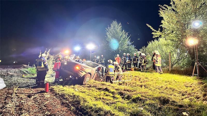 Autofahrer rauscht auf A1 in Graben – Ungeduld führt zu Unfall auf A26 Sanitäter kümmerten sich bis zur Rettung um den eingeklemmten Fahrer.