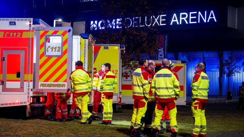 Polizei: 38 Verletzte beim Spiel von Rostock in Paderborn Sanitäter stehen vor dem Stadion beim Spiel des SC Paderborn gegen Rostock. 38 Personen hatten sich bei den Vorfällen verletzt.