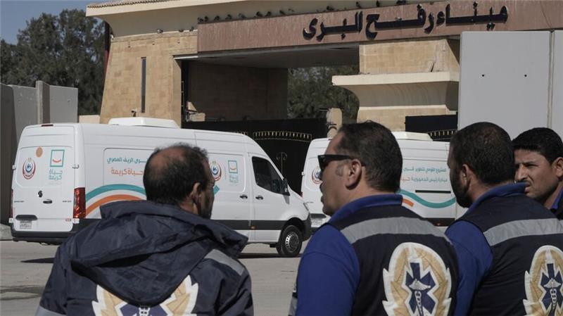 Kabinett ebnet Weg für Entsendung von Polizisten nach Rafah Sanitäter warten am Grenzübergang Rafah auf Patienten aus dem Gazastreifen.
