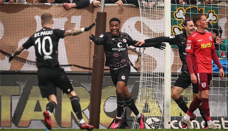 St. Pauli feiert neunten Sieg in Serie – Rückstand auf HSV schrumpft Sankt Paulis Oladapo Afolayan (2.v.l) feiert sein Tor zum 1:0 gegen Regensburgs. Foto: Christian Charisius/dpa