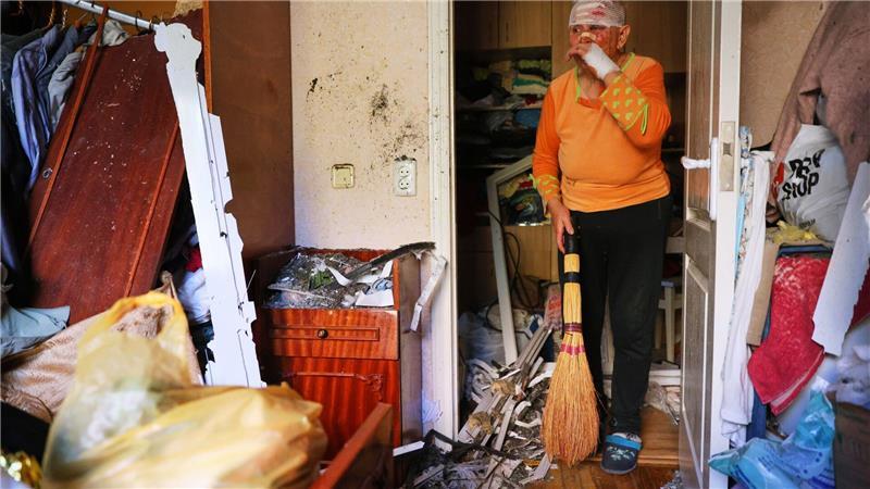 Saporischschja nach russischem Angriff:  72-Jährige räumt Trümmer ihrer Wohnung weg