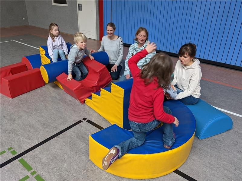 Sara Balhorn, Sabine Janz und Ulrike Plaaß (von links) spielen mit ihren Kindern. Sie gehören zu dem Pool von elf Eltern , die eine Notbetreuung für Kinder der DRK-Kita „An der Este“ gewährleisten. Foto: Battmer