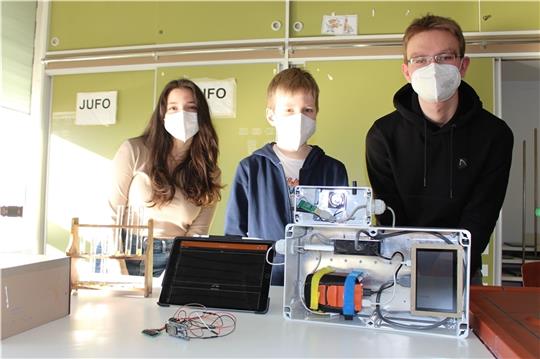 Sara Ben Touhami, Julian Freund und Nils Brettschneider mit ihren Projekten für „ Jugend forscht “: den Extrakten, dem Sensor und der Datenbank sowie dem mobilen Feinstaub-Sensor. Foto: Frank