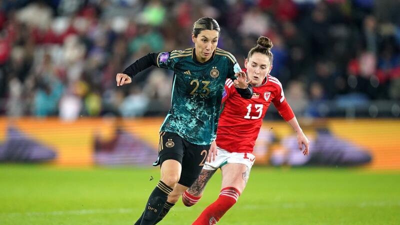 DFB-Frauen mit viel Dusel erzwingen Hrubeschs Ja-Wort Sara Doorsoun (links) wird von der Waliserin Rachel Rowe verfolgt.