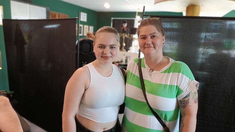 Organspende-Tattoo: Stader lassen sich stechen, um Leben zu retten Sara Heinbockel mit ihrer Mutter Tanja. In drei Jahren darf sich die 13-Jährige das Tattoo auch stechen lassen.