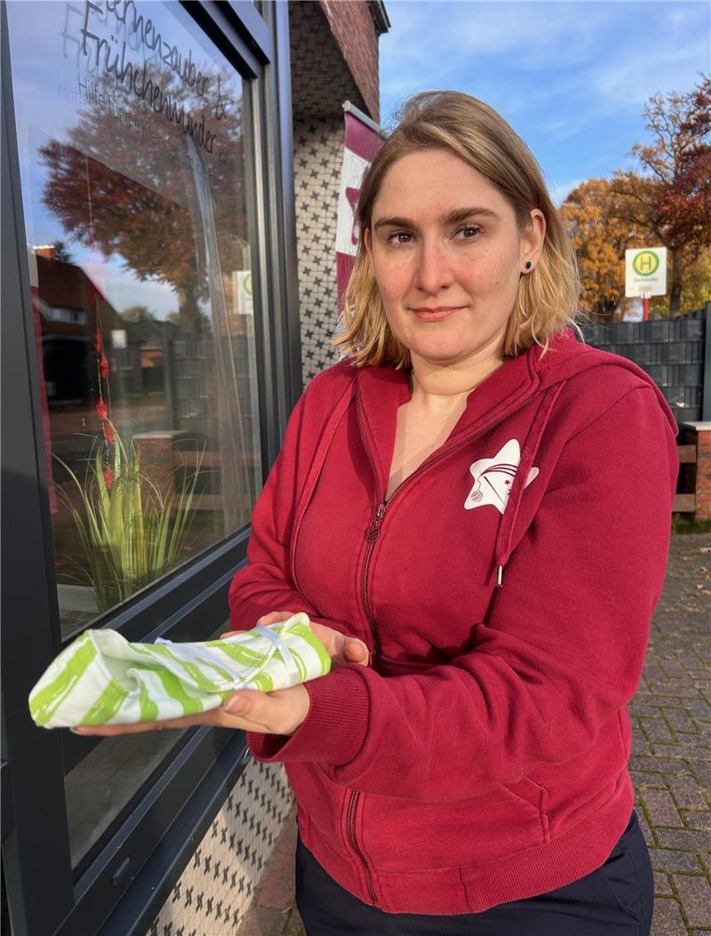 Sarah Ann Adam ist Schatzmeisterin des fast 500 Mitglieder zählenden Vereins Sternenzauber & Frühchenwunder. Sie zeigt eine Einschlagdecke für ein Sternenkind. Ab der 14. Schwangerschaftswoche können verstorbene Babys in eine Decke gelegt werden.