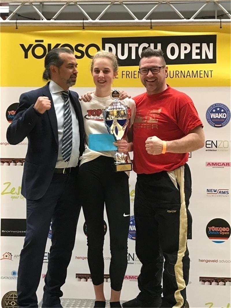 Sarah Below mit Trainer Frank Feuer (rechts) und Dutch Open Veranstalter Alex Engelhardt (links) bei der Siegerehrung. Foto: Privat