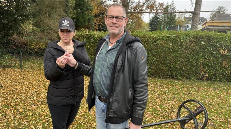 Sarah Briese freut sich über den dank Ralf Braesch wiedergefundenen Verlobungsring und sagt: „Seine Freizeit zu opfern, um anderen Leuten zu helfen, zeugt schon von großer Menschlichkeit."