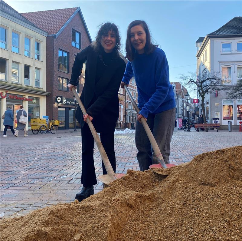 Sarah Drath und Anja Dietmann haben ein spannendes Detail aus der Stadtgeschichte ausgegraben, das sie bei ihrem Buxtehuder „KunSTück“ in den Mittelpunkt rücken. Der Sandhaufen hat bei dieser Aufnahme nur symbolischen Charakter.