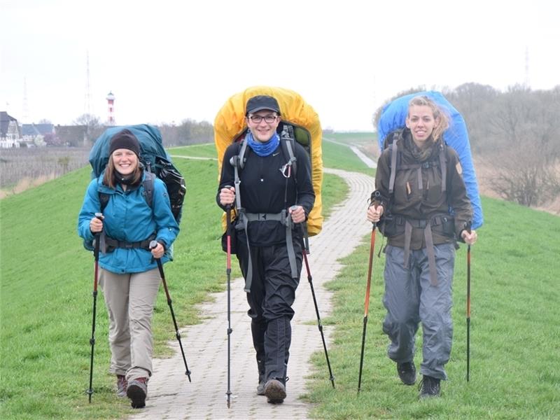 Sarah Fischer, Janneck Heuel und Sonasha Auerwilkens (von links) wandern jeden Tag etwa 20 bis 30 Kilometer. Foto: Battmer