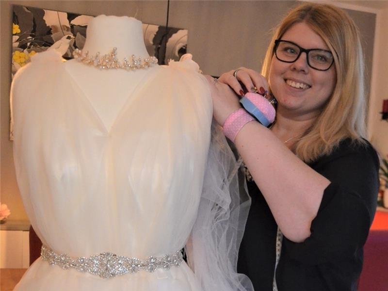 Sarah Frisk arbeitet an der neuen Kollektion. Die Optik täuscht : Das Kleid ist in Größe 48 entstanden. Das Model, das es tragen wird, hat kein Standardmaß wie die meisten Schneiderpuppen. Fotos: Fehlbus/princesstobride