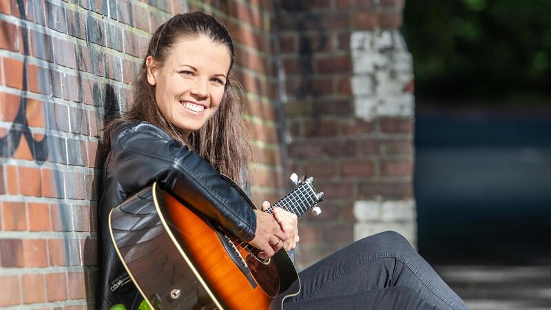 Sarah Müller gibt ein Konzert im Eis-Café Dante.