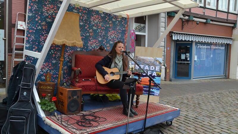 Sarah Müller spielt auf dem Stade Sofa, das der Gewerbeverein Stade aktuell in der Stadt etablieren möchte.