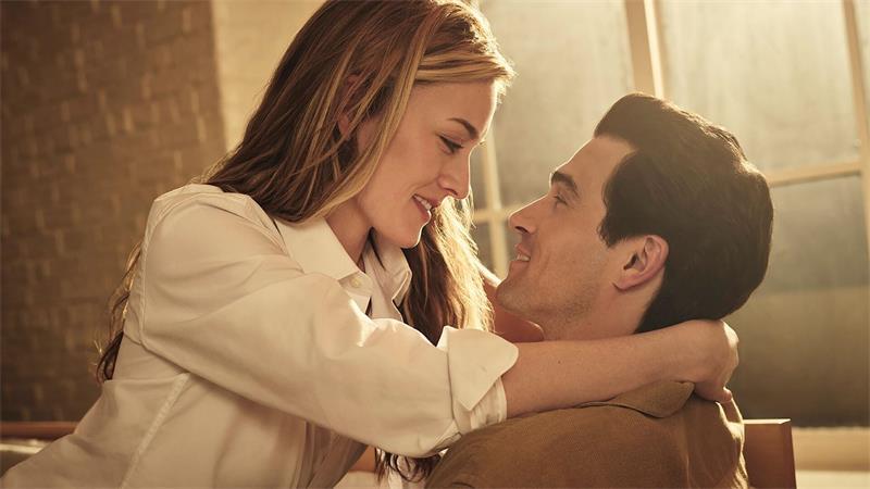Sarah Pidgeon als Carolyn Bessette Kennedy, Paul Kelly als John F. Kennedy Jr.: Die Serie „Love Story: John F. Kennedy Jr. & Carolyn Bessette“ wurde zwischen dem 13.02. und 27.03. bei Disney+ veröffentlicht.