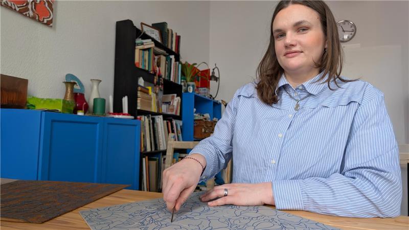 Sarah Schröder gestaltet die Druckplatten entweder in der heimischen Küche oder auf dem Dachboden ihrer Eltern.