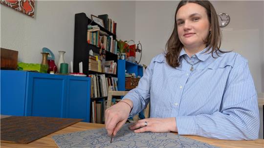 Sarah Schröder gestaltet die Druckplatten entweder in der heimischen Küche oder auf dem Dachboden ihrer Eltern.