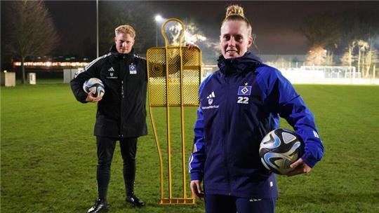 Sarah Stöckmann mit HSV-Cheftrainer Marwin Bolz.
