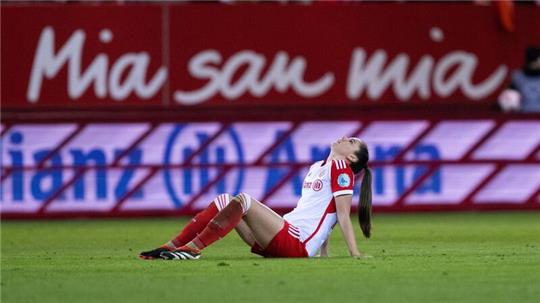 Sarah Zadrazil vom FC Bayern München sitzt nach der Niederlage enttäuscht auf dem Rasen.