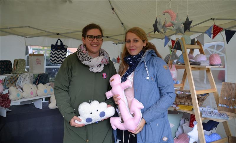 Sarah von Holt-Deters und Janina Sylvester bieten Nettes für Mutter und Kind an. Foto Helfferich