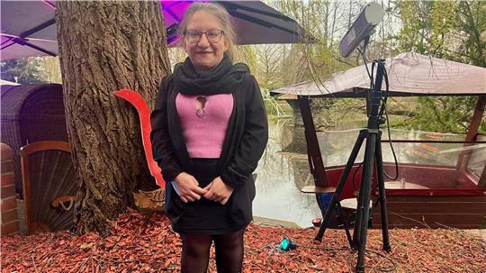 Sarah‑Jane Kwoll engagiert sich für Menschen mit Kleinwuchs und leitet einen Landesverband. Trotz ihrer Körpergröße von 1,25 Metern lebt sie ihr Leben voller Energie und Lebensfreude.