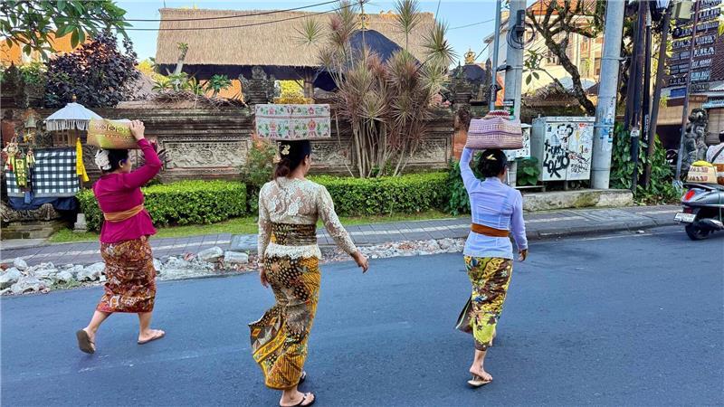 Sarongs und bunte Körbe gehören auf Bali zu „Galungan“ dazu.