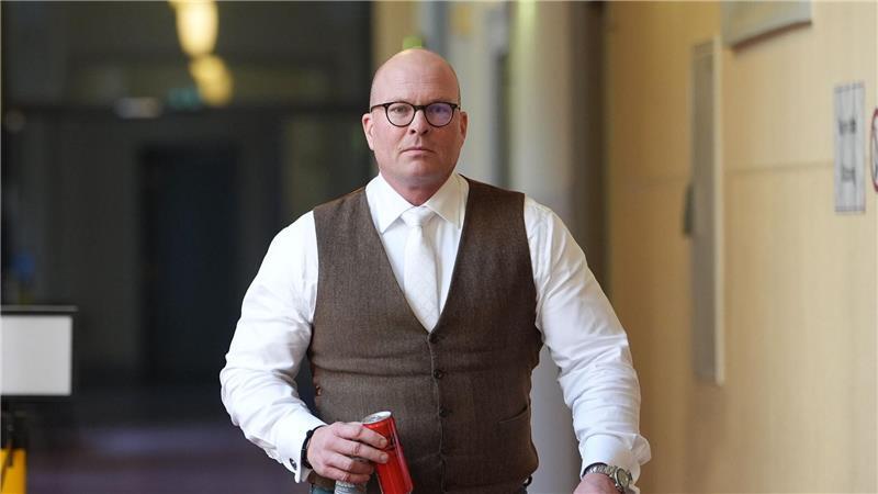 Sascha Böttner, Verteidiger eines angeklagten Israelis, auf dem Weg in den Gerichtssaal.