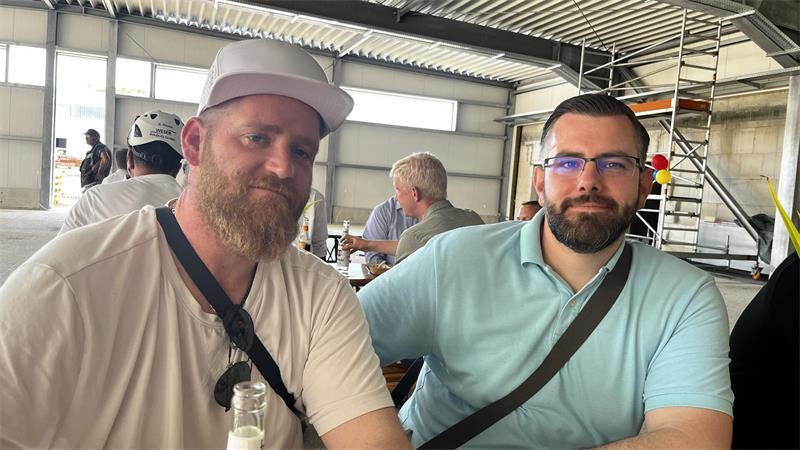Richtfest-Gespräche: Wer darf wohl in die neue Rettungswache einziehen? Sascha Heitmann und Aljoscha Schmidt von Falck haben sich den Rohbau schon mit einer gewissen Vorfreude angesehen.