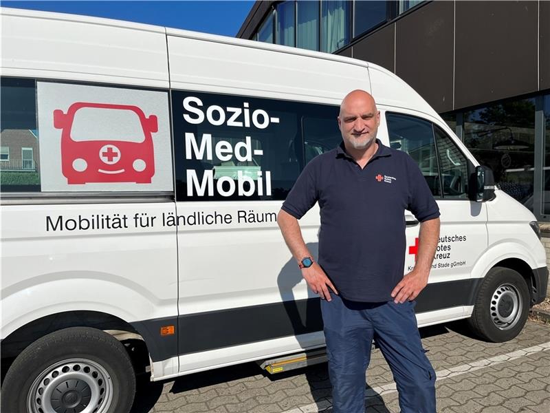 Sascha Krag fährt mit dem Sozio-Med-Mobil des DRK Menschen aus Kehdingen zum Arzt oder zur Physiotherapie. Fotos: Helfferich