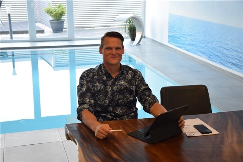 Sascha Krause, Geschäftsführer von Krause Schwimmbadtechnik, in seinem Besprechungszimmer – mit Pool. Foto: Battmer