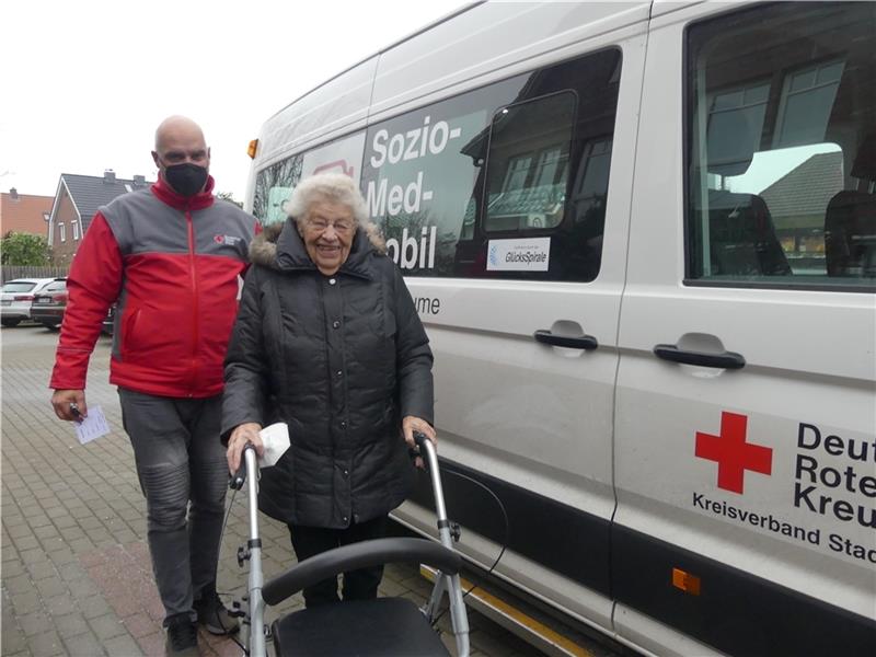 Dieser Fahrdienst bringt Nordkehdinger kostenlos zum Arzt Sascha Krug bringt Martha Sieb zum Zahnarzt. Die 94-Jährige aus Freiburg nutzt das kostenlose Sozio-Med-Mobil regelmäßig für ihre Arzttermine. „Das klappt wunderbar.“ Foto: Knappe
