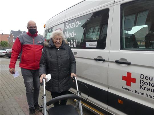 Sascha Krug bringt Martha Sieb zum Zahnarzt. Die 94-Jährige aus Freiburg nutzt das kostenlose Sozio-Med-Mobil regelmäßig für ihre Arzttermine. „Das klappt wunderbar.“ Foto: Knappe